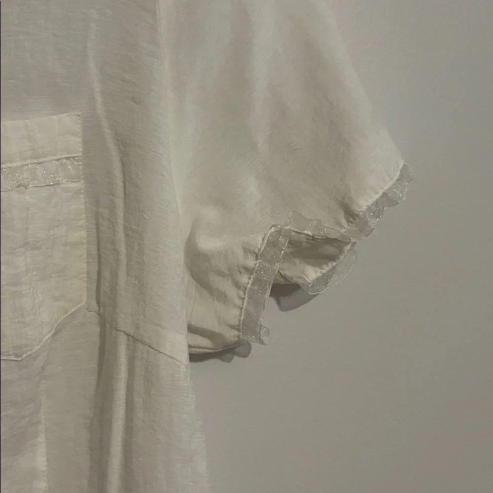 Lightweight White Button-Up Short Sleeve Shirt - Picture 2 of 7